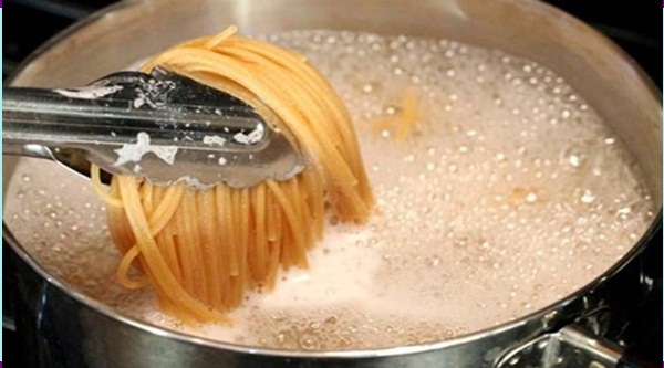 10 ideias INCRÍVEIS do uso da água de macarrão