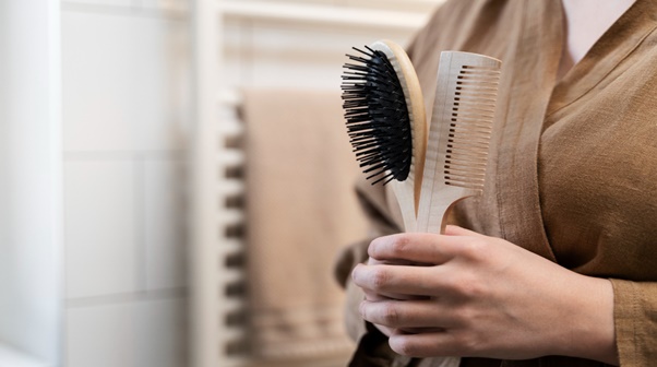 Como lavar sua escova de cabelo de maneira adequada?