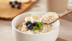Potinho simples com aveia e banana fatiada