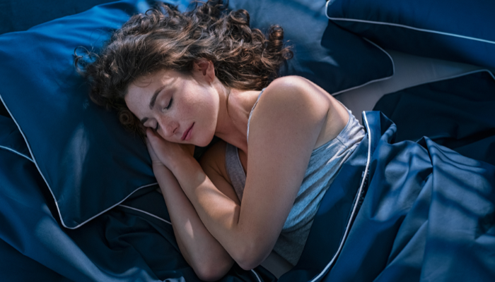 Dormir com ou sem coberta? O que realmente dizem os estudos