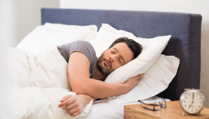 Dormir com ou sem coberta? O que realmente dizem os estudos