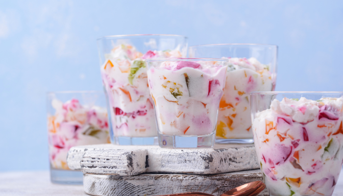 Sobremesa cremosa de gelatina com frutas