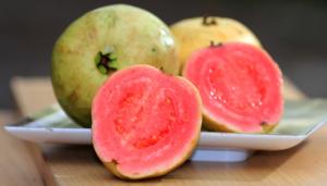 15 benefícios da goiaba para a saúde: conheça o poder da fruta