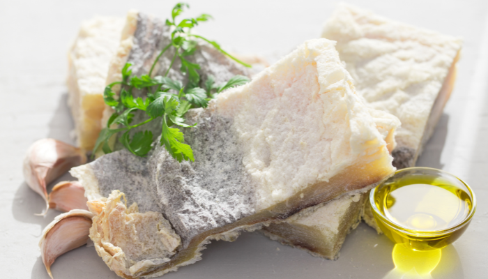 Como tirar o sal do bacalhau?