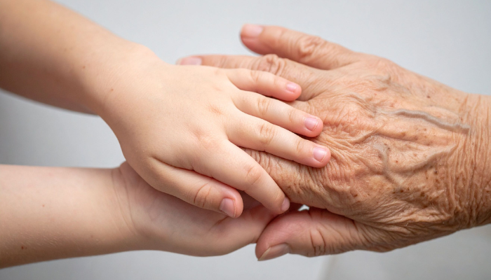 Veias visíveis nas mãos: causas, sinais de alerta e soluções