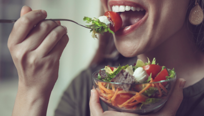 Dieta na menopausa: o que comer para aliviar sintomas e manter a saúde (com cardápio)