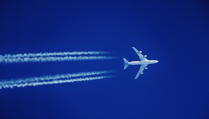 Por que vemos linhas que os aviões deixam no céu?