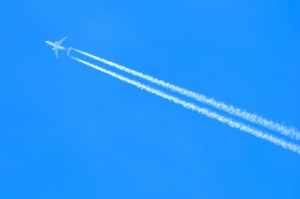 Por que vemos linhas que os aviões deixam no céu?