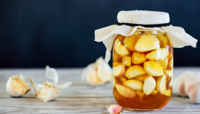 Alho fermentado com mel: benefícios, preparo e tempo de fermentação