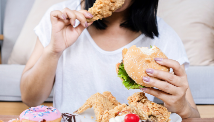 Comer rápido faz mal? Entenda os efeitos na digestão, na saciedade e no peso