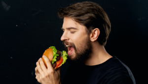 Comer rápido faz mal? Entenda os efeitos na digestão, na saciedade e no peso