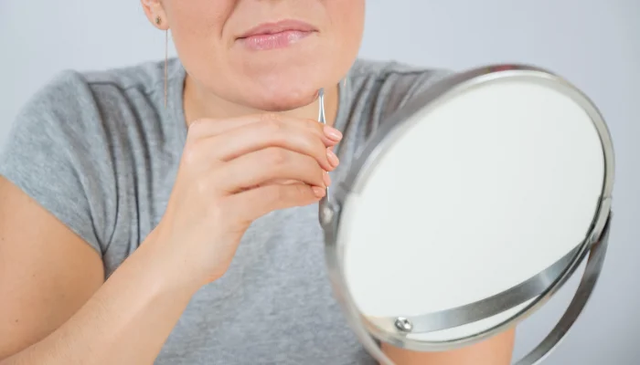 Pelo no Queixo em Mulheres: Por Que Acontece e Quando Merece Atenção
